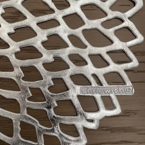 Chilewich Dahlia Pressed Vinyl Metallic Round Placements Set of 6 Silver NWOT - Picture 5 of 8